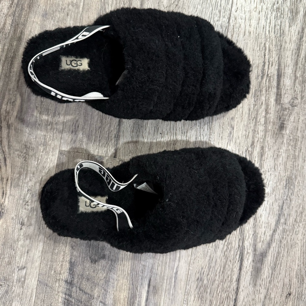 Lightly worn women’s Fluff Yeah Slide Black USA size 9